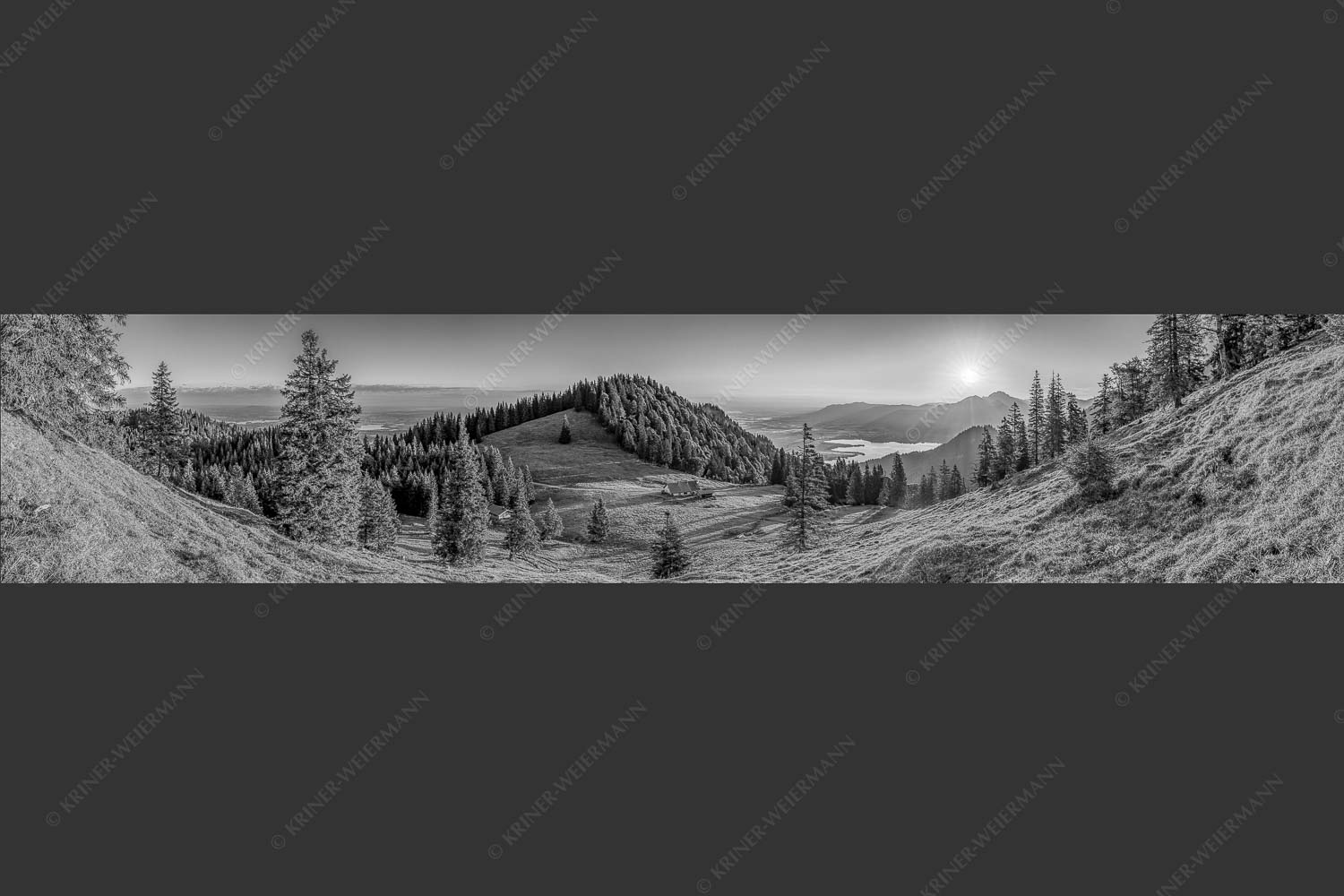 Herrlicher Sonnenaufgang auf der Kaseralm mit Blick auf den Kochelsee - Morgensymphonie 5:1 sw -- Kaseralm unter Heimgarten - mehr Infos bei www.Kriner-Weiermann.de