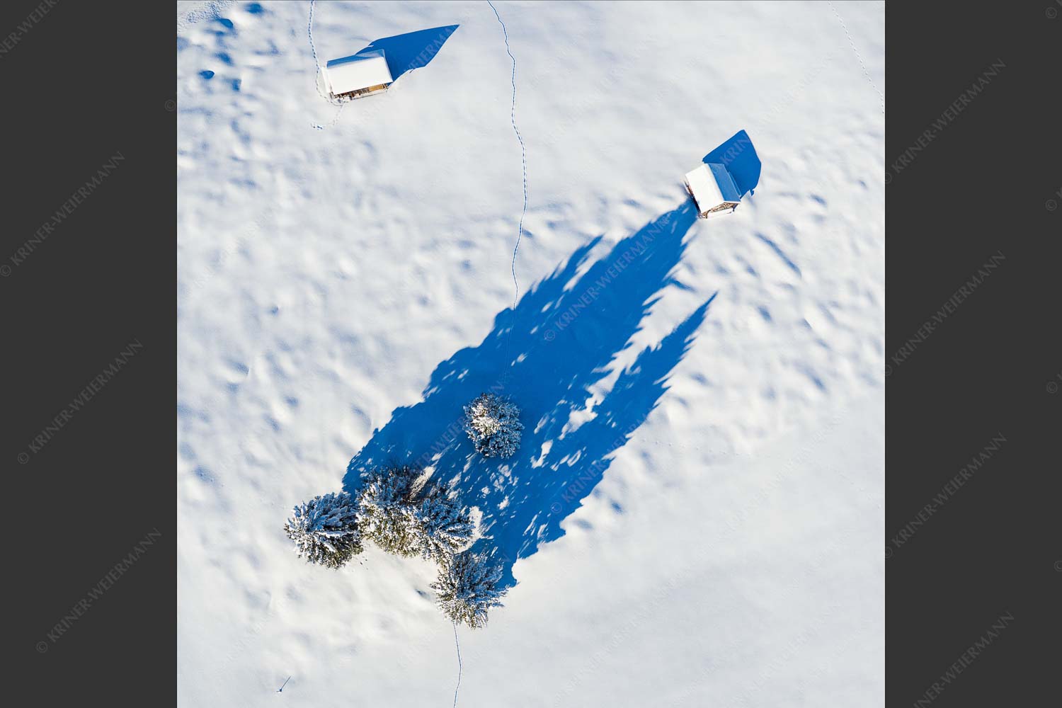 Blick auf eine Baumgruppe und Heustadel in Krün von Oben - Perspektive 1:1  -- Lange Schatten im Schnee - mehr Infos bei www.Kriner-Weiermann.de