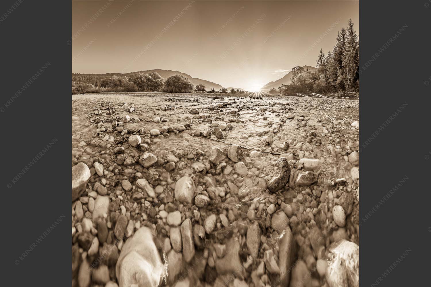 Blick über das Flussbett der Isar in den Sonnenaufgang am Karwendel - Rolling Stones 1:1 sepia -- Isar Flussbett - mehr Infos bei www.Kriner-Weiermann.de