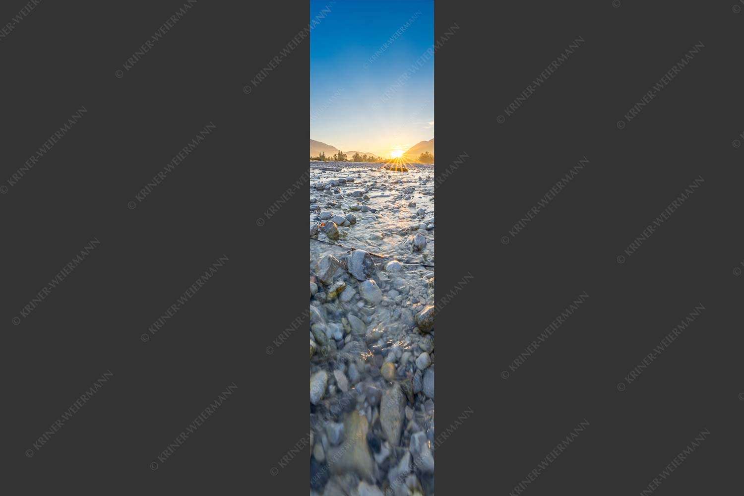 Blick über das Flussbett der Isar in den Sonnenaufgang am Karwendel - Rolling Stones 1:4  -- Isar Flussbett - mehr Infos bei www.Kriner-Weiermann.de