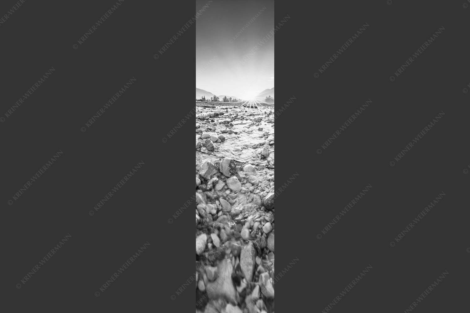 Blick über das Flussbett der Isar in den Sonnenaufgang am Karwendel - Rolling Stones 1:4 sw -- Isar Flussbett - mehr Infos bei www.Kriner-Weiermann.de