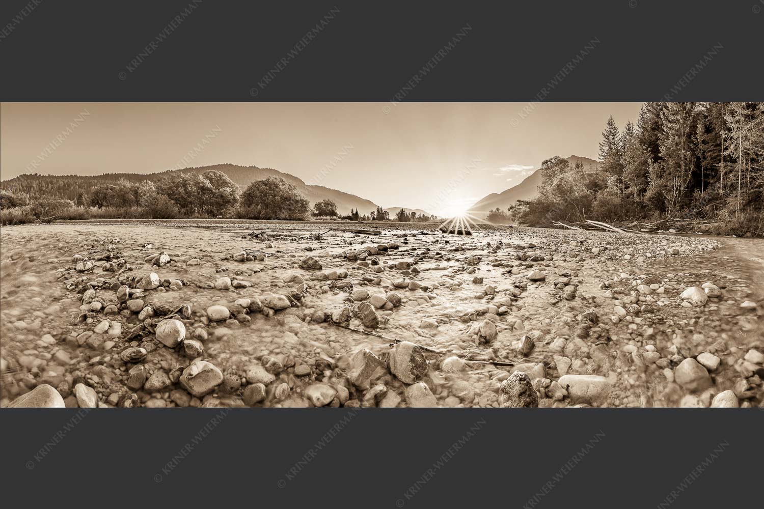 Blick über das Flussbett der Isar in den Sonnenaufgang am Karwendel - Rolling Stones 2,5:1 sepia -- Isar Flussbett - mehr Infos bei www.Kriner-Weiermann.de