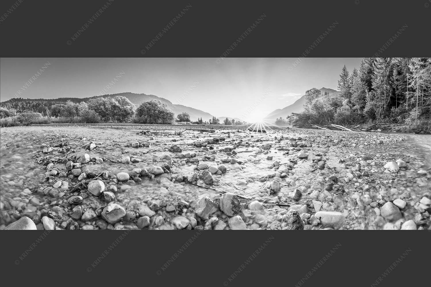 Blick über das Flussbett der Isar in den Sonnenaufgang am Karwendel - Rolling Stones 2,5:1 sw -- Isar Flussbett - mehr Infos bei www.Kriner-Weiermann.de