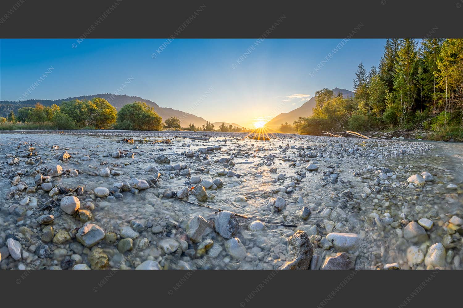 Blick über das Flussbett der Isar in den Sonnenaufgang am Karwendel - Rolling Stones 2:1  -- Isar Flussbett - mehr Infos bei www.Kriner-Weiermann.de
