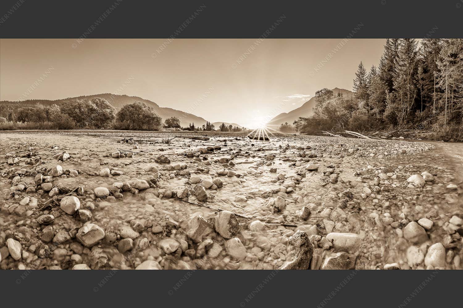 Blick über das Flussbett der Isar in den Sonnenaufgang am Karwendel - Rolling Stones 2:1 sepia -- Isar Flussbett - mehr Infos bei www.Kriner-Weiermann.de
