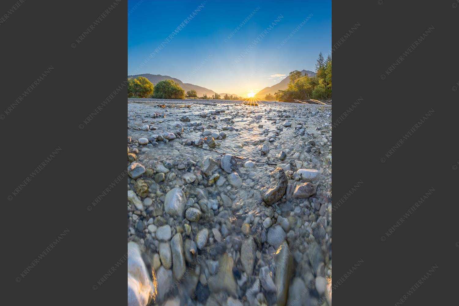Blick über das Flussbett der Isar in den Sonnenaufgang am Karwendel - Rolling Stones 2:3  -- Isar Flussbett - mehr Infos bei www.Kriner-Weiermann.de