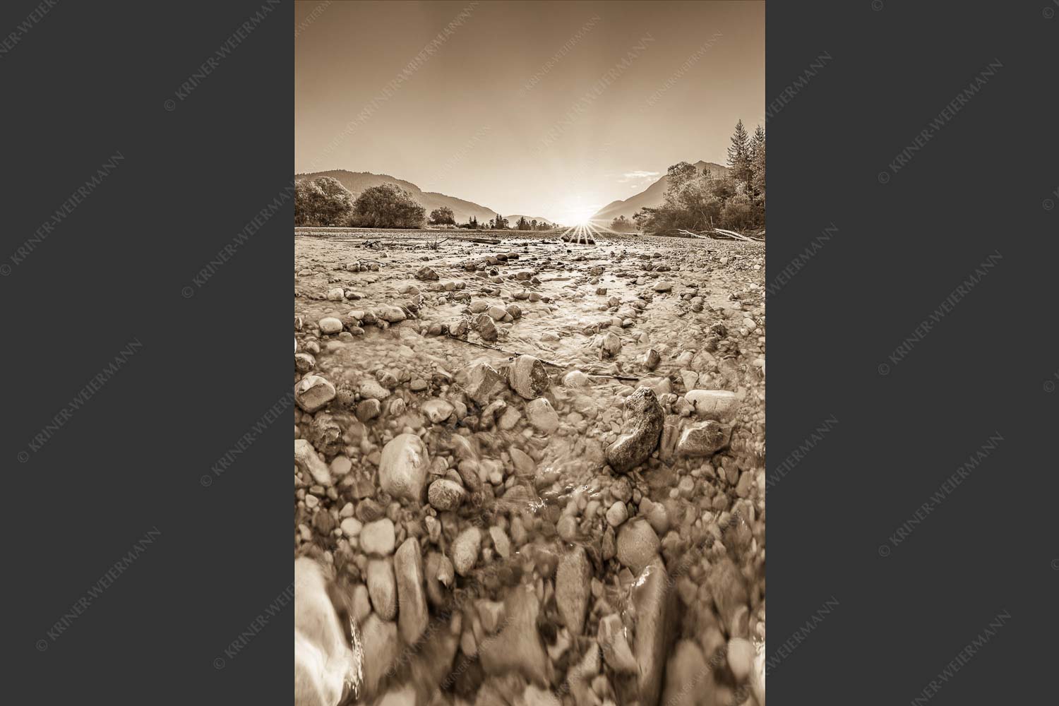 Blick über das Flussbett der Isar in den Sonnenaufgang am Karwendel - Rolling Stones 2:3 sepia -- Isar Flussbett - mehr Infos bei www.Kriner-Weiermann.de