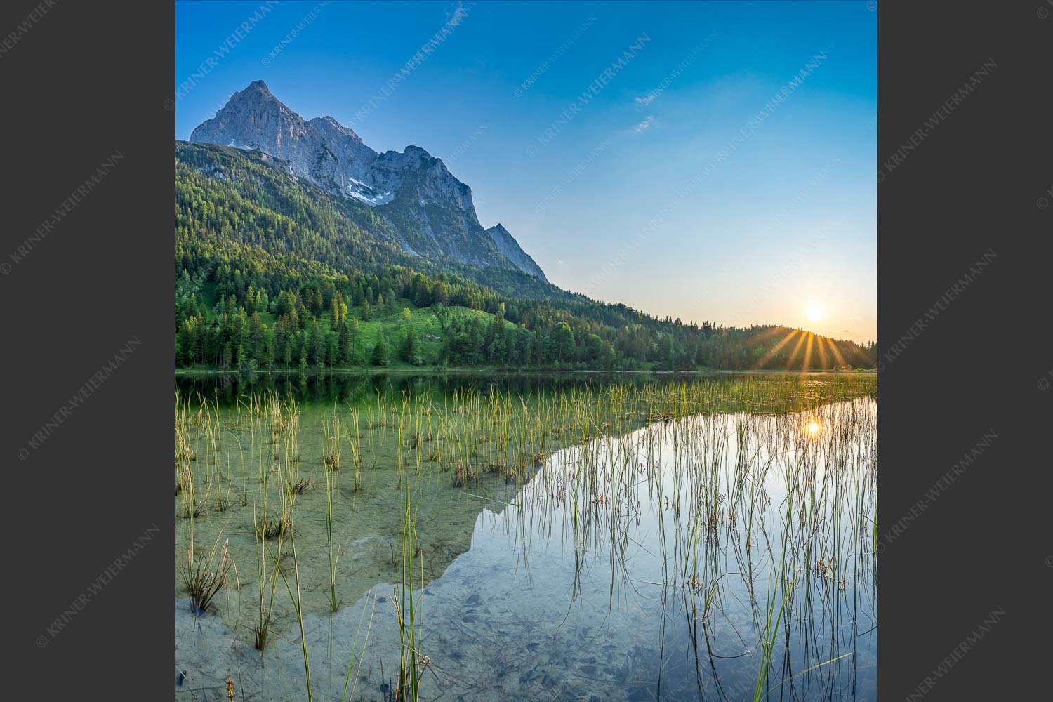 Sonnenuntergang am Ferchensee mit Blick zu den Wettersteinspitzen - Ruhige Momente 1:1  -- Ferchensee mit Wetterstein - mehr Infos bei www.Kriner-Weiermann.de