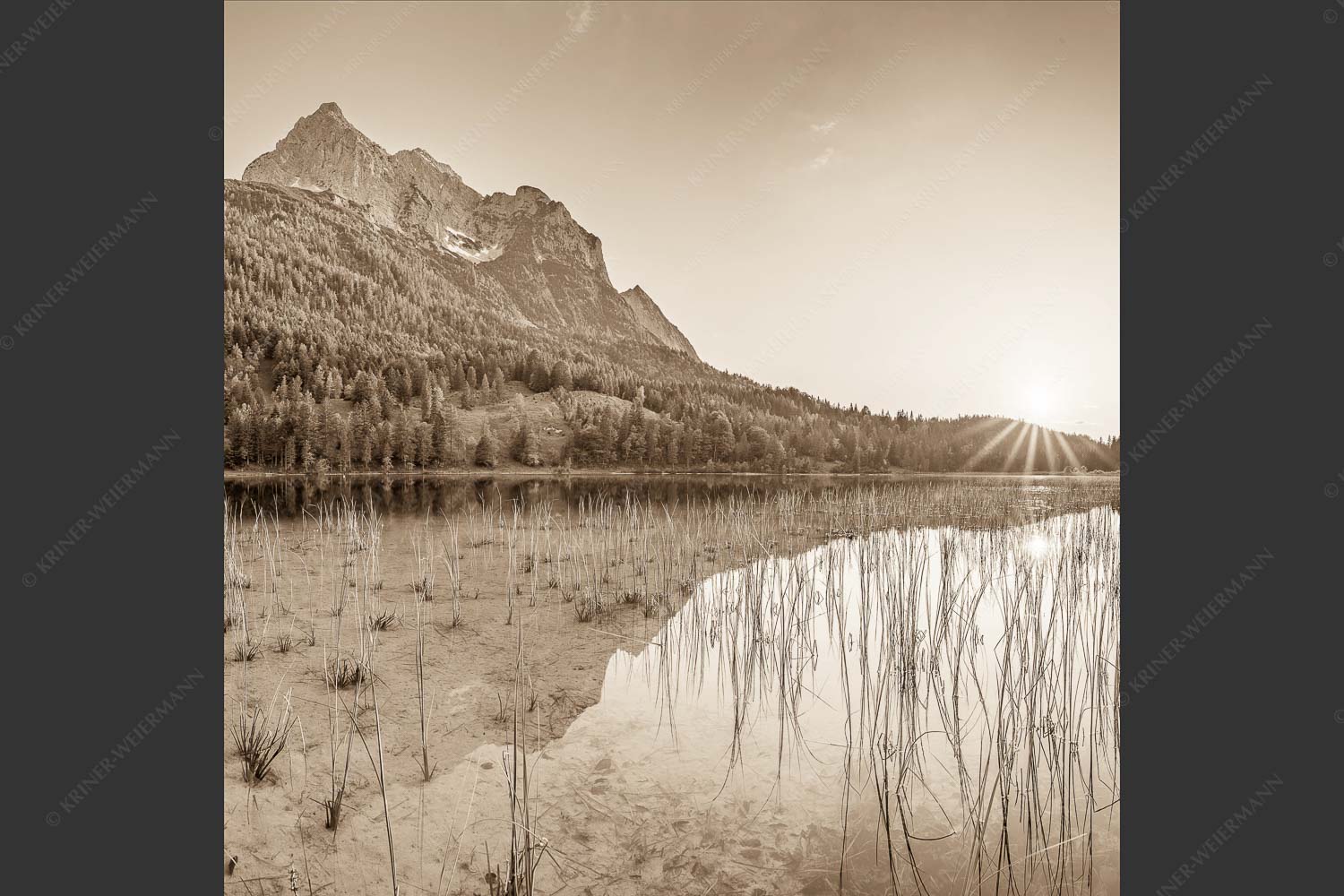 Sonnenuntergang am Ferchensee mit Blick zu den Wettersteinspitzen - Ruhige Momente 1:1 sepia -- Ferchensee mit Wetterstein - mehr Infos bei www.Kriner-Weiermann.de
