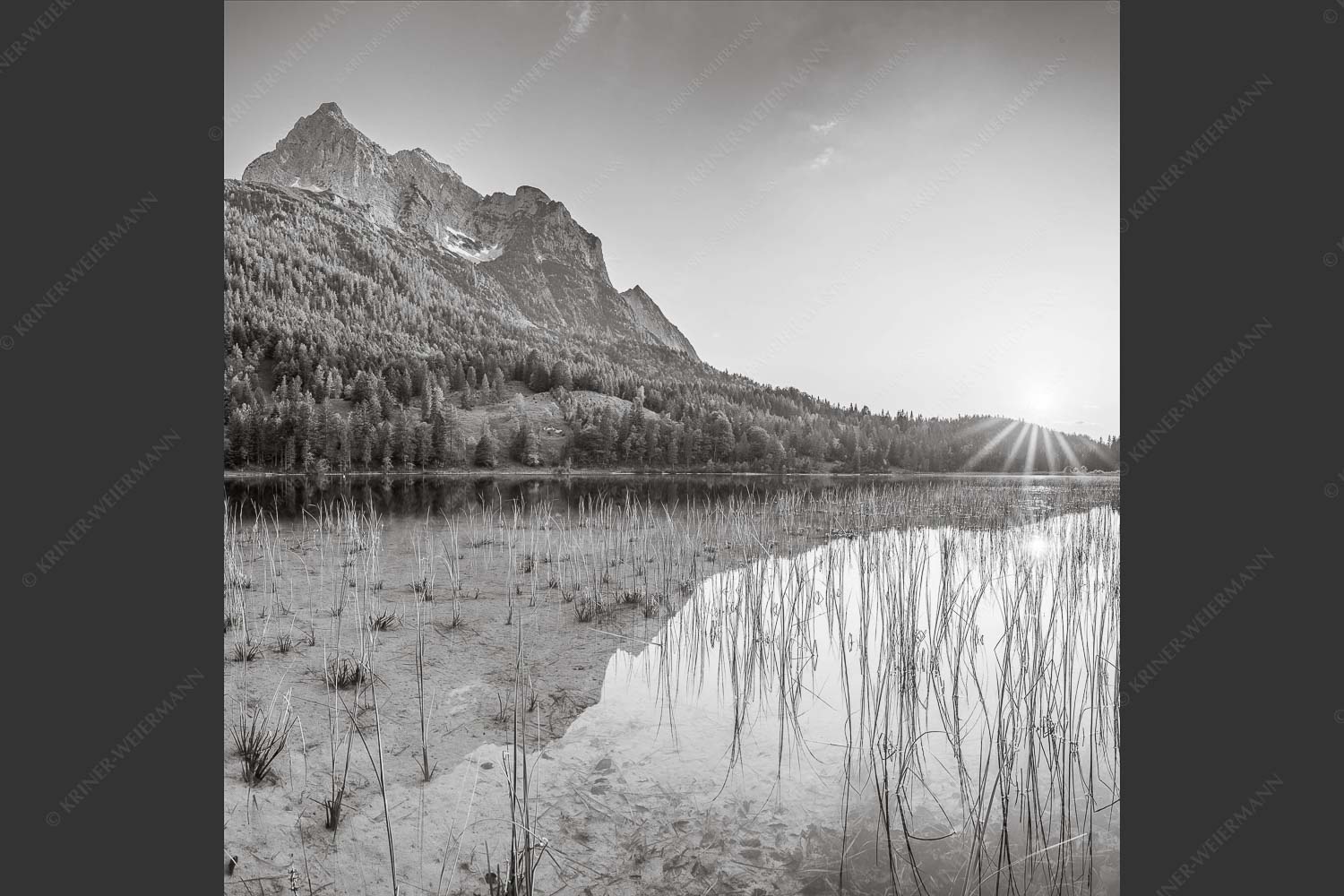 Sonnenuntergang am Ferchensee mit Blick zu den Wettersteinspitzen - Ruhige Momente 1:1 sw -- Ferchensee mit Wetterstein - mehr Infos bei www.Kriner-Weiermann.de