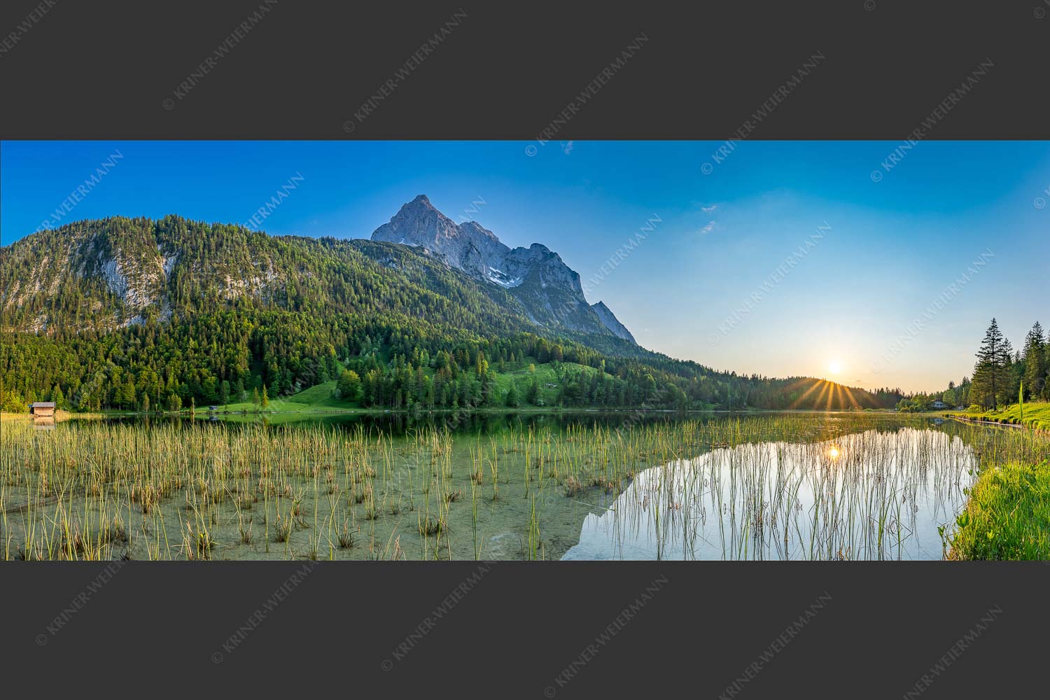 Sonnenuntergang am Ferchensee mit Blick zu den Wettersteinspitzen - Ruhige Momente 2,5:1  -- Ferchensee mit Wetterstein - mehr Infos bei www.Kriner-Weiermann.de
