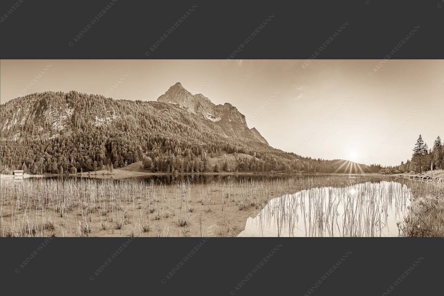 Sonnenuntergang am Ferchensee mit Blick zu den Wettersteinspitzen - Ruhige Momente 2,5:1 sepia -- Ferchensee mit Wetterstein - mehr Infos bei www.Kriner-Weiermann.de