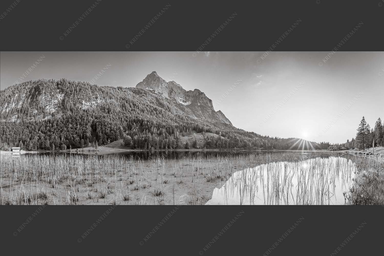 Sonnenuntergang am Ferchensee mit Blick zu den Wettersteinspitzen - Ruhige Momente 2,5:1 sw -- Ferchensee mit Wetterstein - mehr Infos bei www.Kriner-Weiermann.de