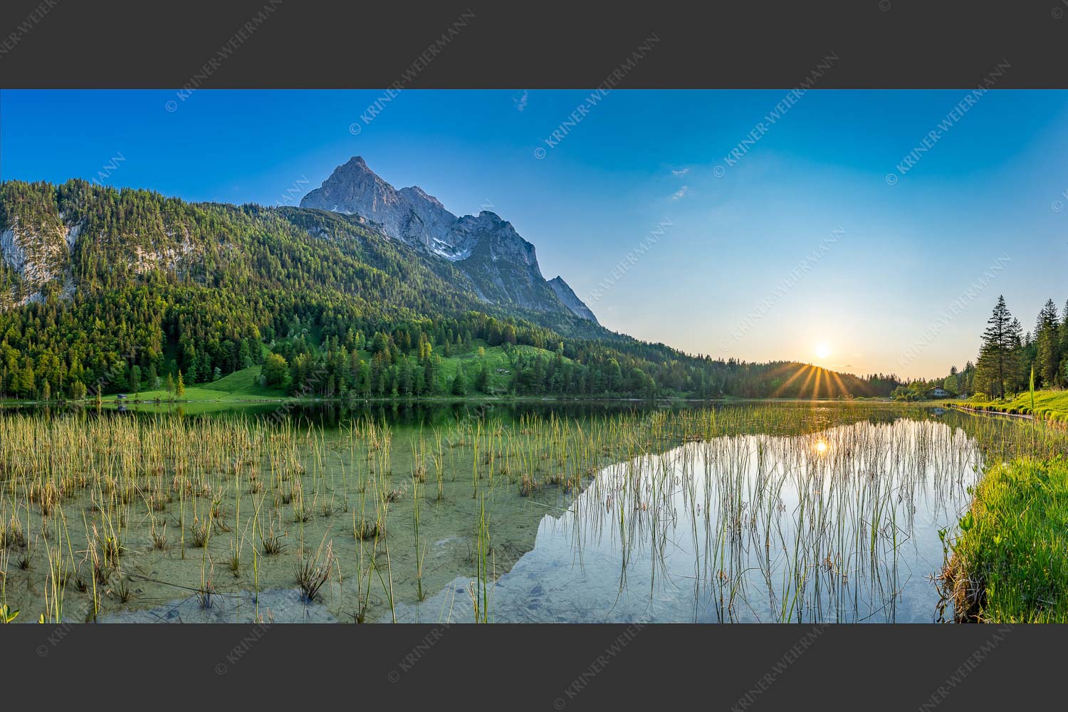 Sonnenuntergang am Ferchensee mit Blick zu den Wettersteinspitzen - Ruhige Momente 2:1  -- Ferchensee mit Wetterstein - mehr Infos bei www.Kriner-Weiermann.de