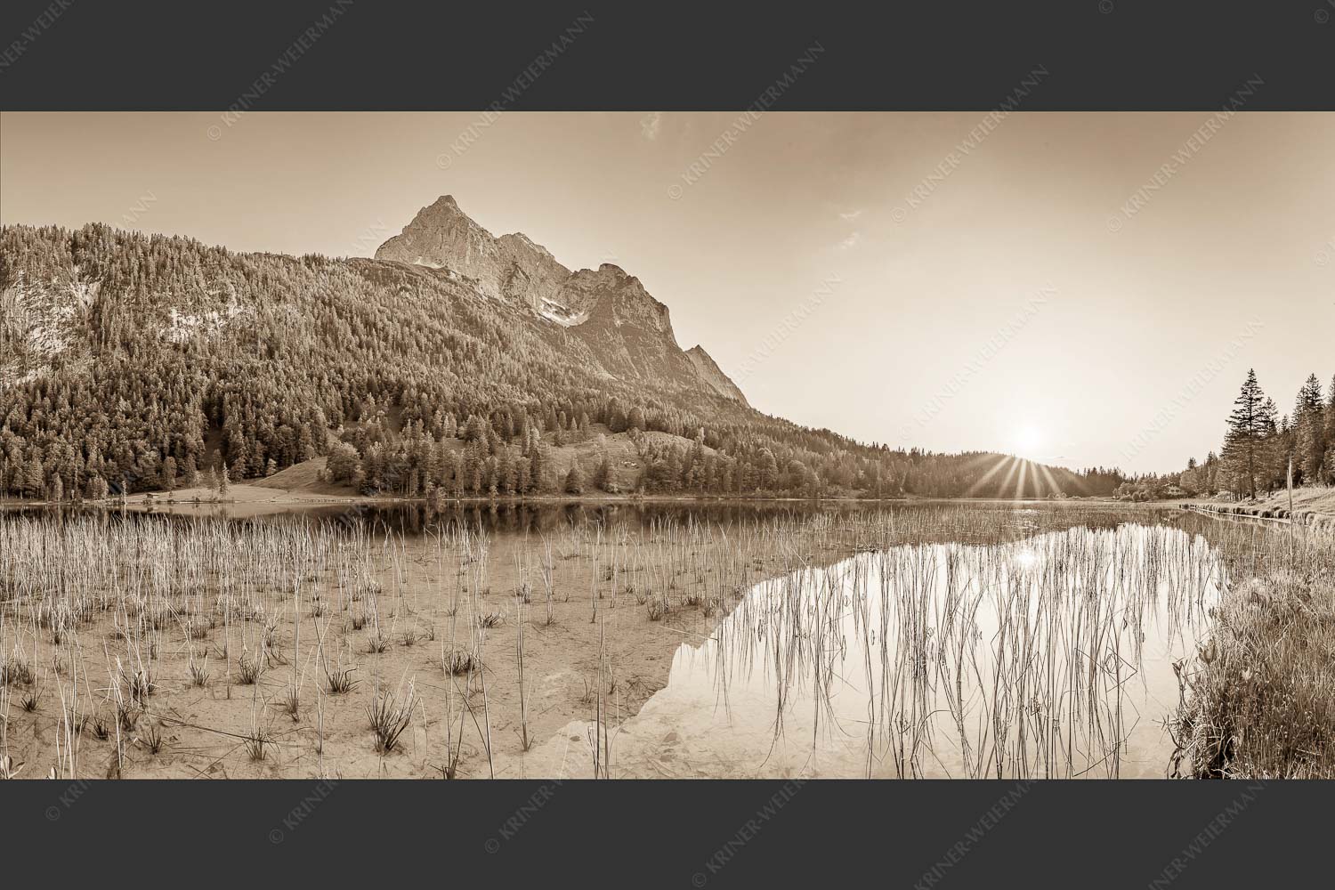 Sonnenuntergang am Ferchensee mit Blick zu den Wettersteinspitzen - Ruhige Momente 2:1 sepia -- Ferchensee mit Wetterstein - mehr Infos bei www.Kriner-Weiermann.de