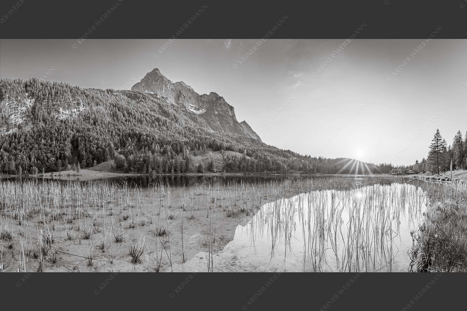Sonnenuntergang am Ferchensee mit Blick zu den Wettersteinspitzen - Ruhige Momente 2:1 sw -- Ferchensee mit Wetterstein - mehr Infos bei www.Kriner-Weiermann.de