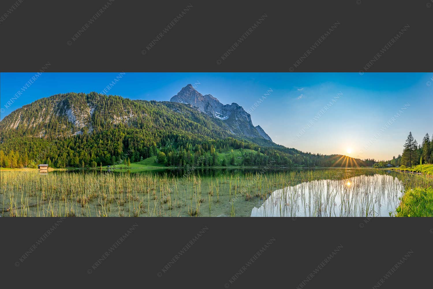 Sonnenuntergang am Ferchensee mit Blick zu den Wettersteinspitzen - Ruhige Momente 3:1  -- Ferchensee mit Wetterstein - mehr Infos bei www.Kriner-Weiermann.de