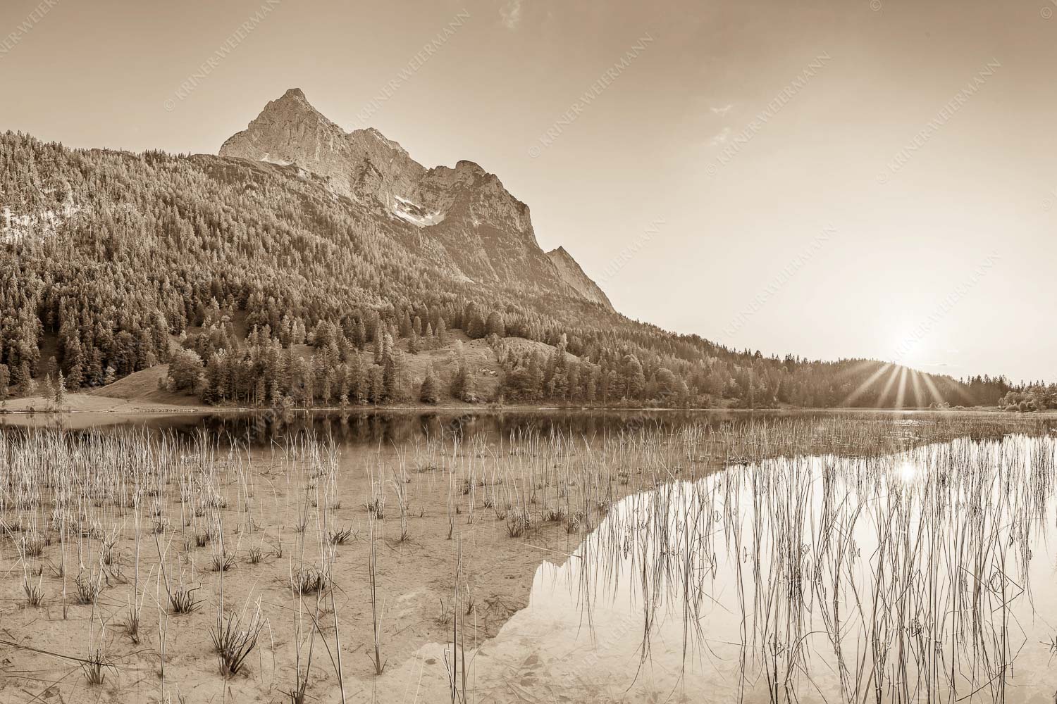 Sonnenuntergang am Ferchensee mit Blick zu den Wettersteinspitzen - Ruhige Momente 3:2 sepia -- Ferchensee mit Wetterstein - mehr Infos bei www.Kriner-Weiermann.de