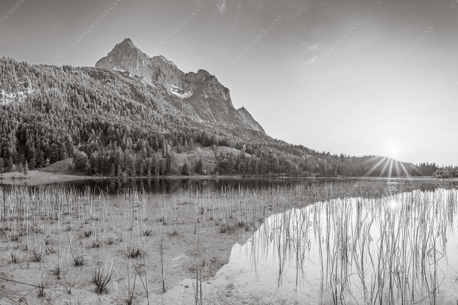 Sonnenuntergang am Ferchensee mit Blick zu den Wettersteinspitzen - Ruhige Momente 3:2 sw -- Ferchensee mit Wetterstein - mehr Infos bei www.Kriner-Weiermann.de