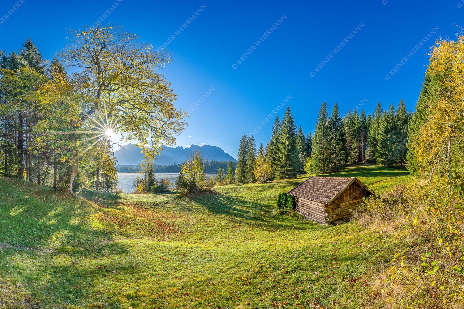 Blick über den Barmsee zum Karwendelgebirge - Schönste Plätze II 3:2  -- Alter Ahorn am Barmsee - mehr Infos bei www.Kriner-Weiermann.de