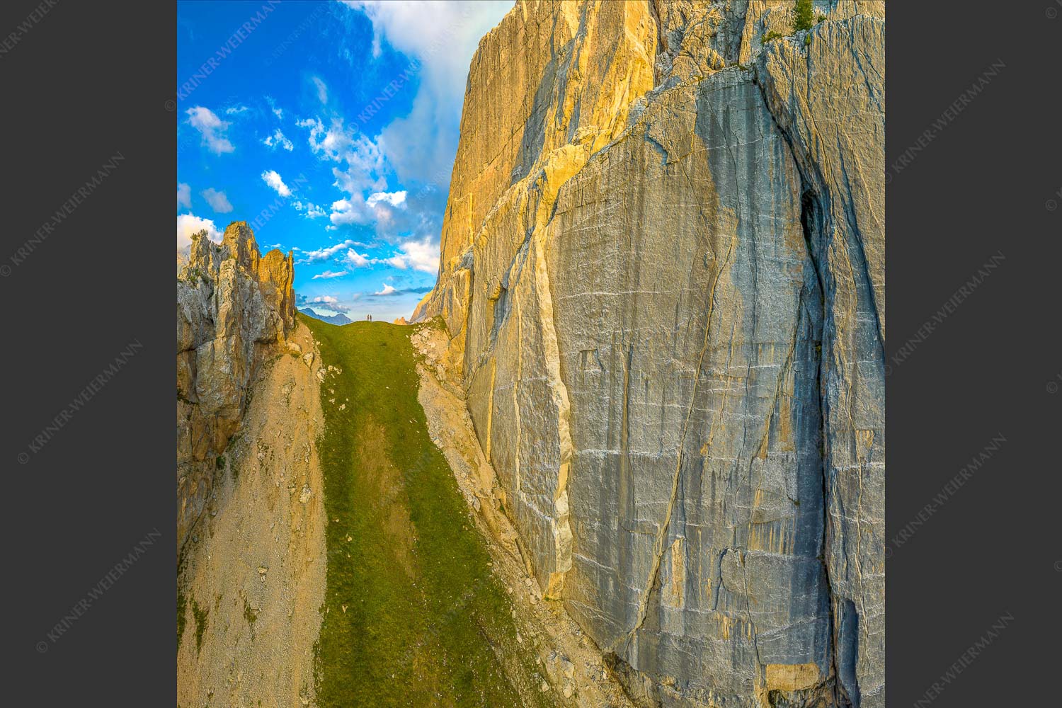 Kletterer vor der Schnitlwand an der Speckkarspitze im Karwendelgebirge - Schwer beeindruckt 1:1  -- Schnitlwand Halleranger Karwendel - mehr Infos bei www.Kriner-Weiermann.de