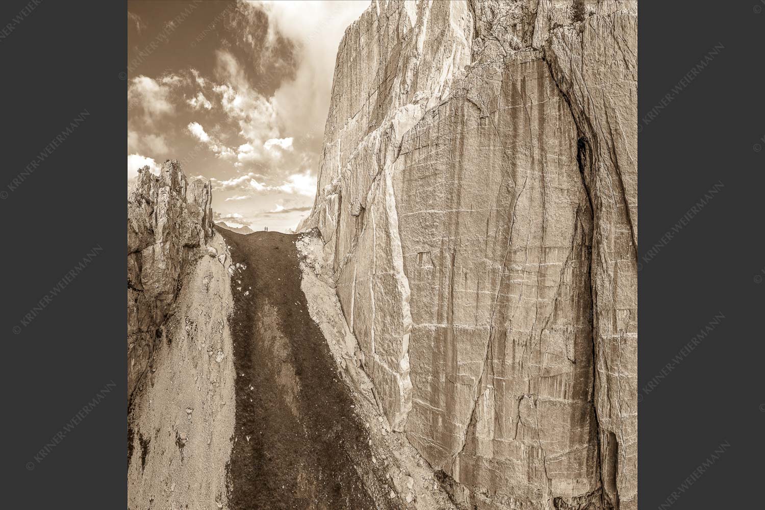 Kletterer vor der Schnitlwand an der Speckkarspitze im Karwendelgebirge - Schwer beeindruckt 1:1 sepia -- Schnitlwand Halleranger Karwendel - mehr Infos bei www.Kriner-Weiermann.de