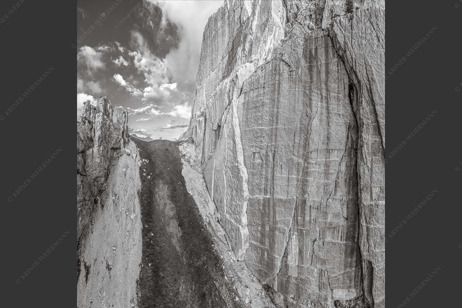Kletterer vor der Schnitlwand an der Speckkarspitze im Karwendelgebirge - Schwer beeindruckt 1:1 sw -- Schnitlwand Halleranger Karwendel - mehr Infos bei www.Kriner-Weiermann.de