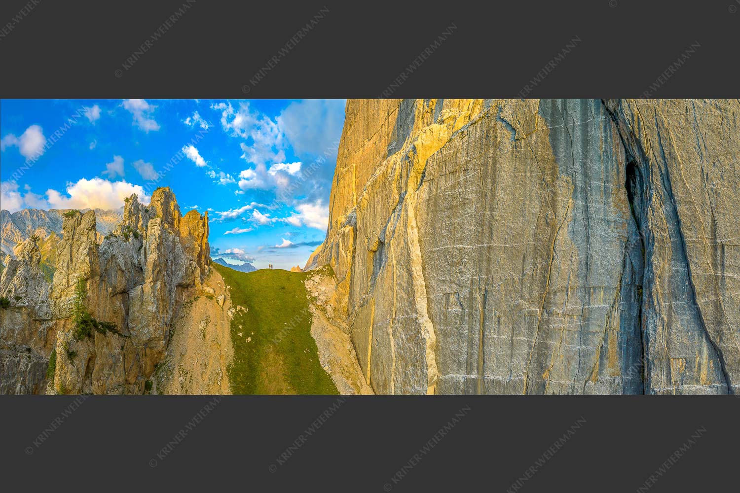 Kletterer vor der Schnitlwand an der Speckkarspitze im Karwendelgebirge - Schwer beeindruckt 2,5:1  -- Schnitlwand Halleranger Karwendel - mehr Infos bei www.Kriner-Weiermann.de