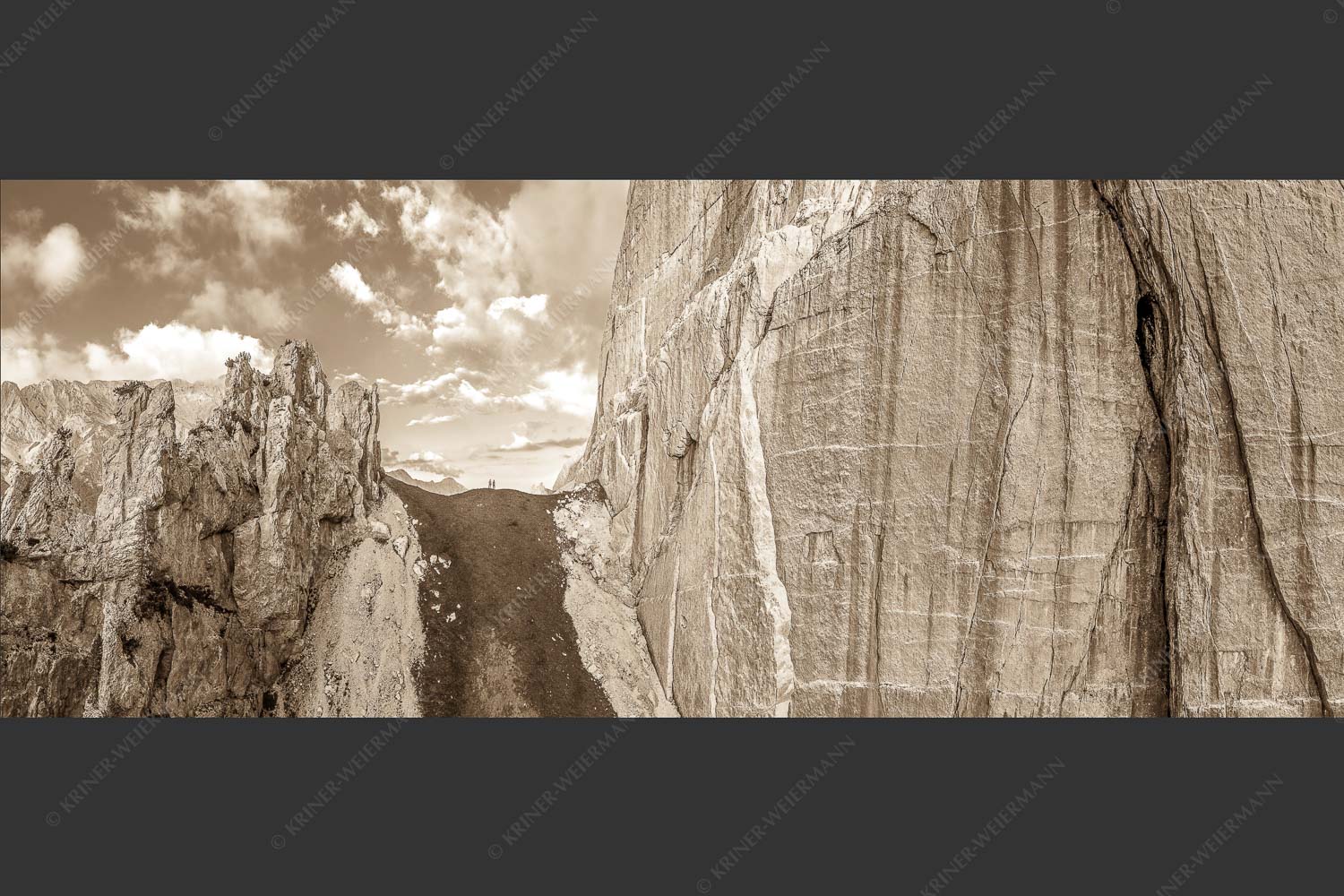 Kletterer vor der Schnitlwand an der Speckkarspitze im Karwendelgebirge - Schwer beeindruckt 2,5:1 sepia -- Schnitlwand Halleranger Karwendel - mehr Infos bei www.Kriner-Weiermann.de