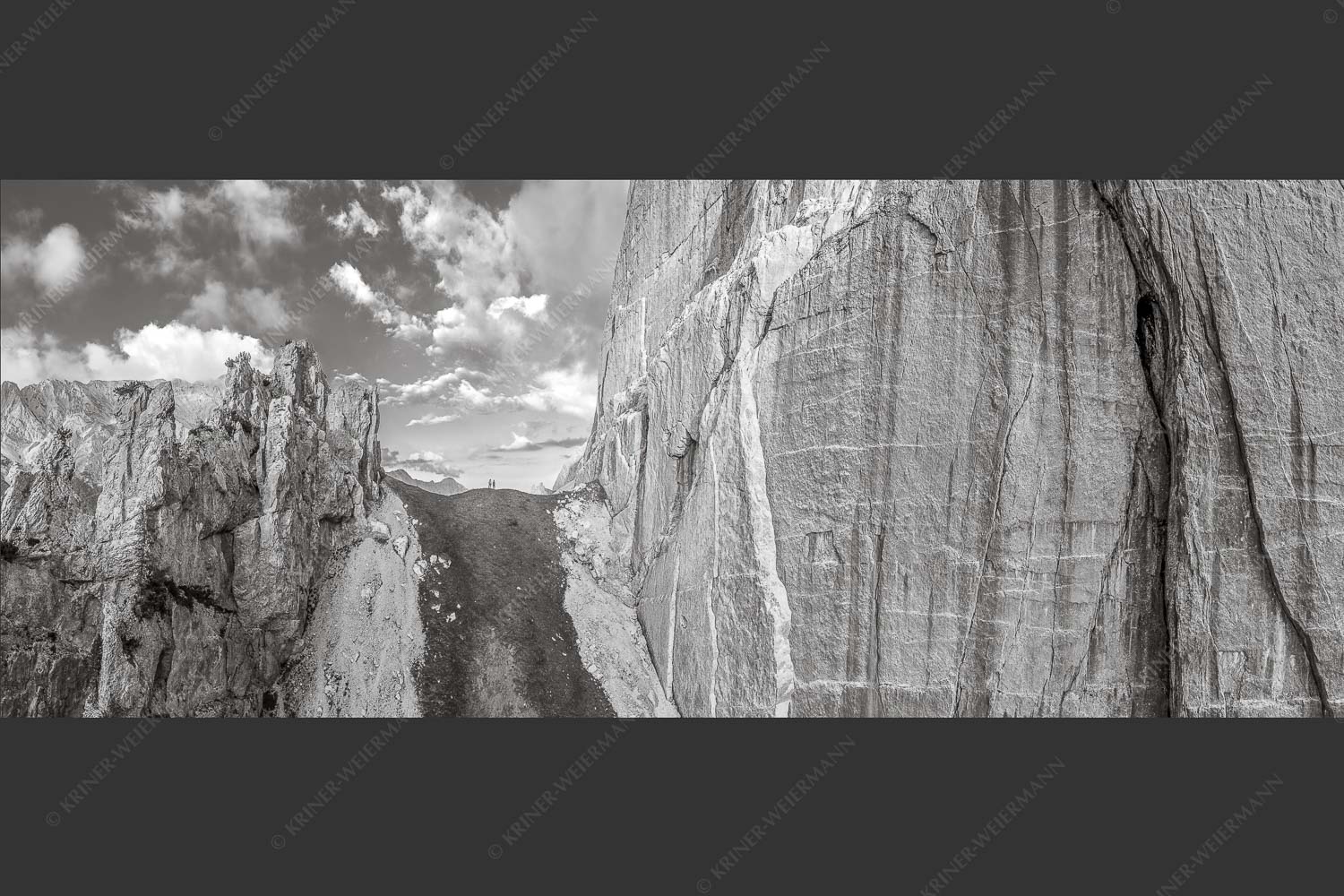 Kletterer vor der Schnitlwand an der Speckkarspitze im Karwendelgebirge - Schwer beeindruckt 2,5:1 sw -- Schnitlwand Halleranger Karwendel - mehr Infos bei www.Kriner-Weiermann.de