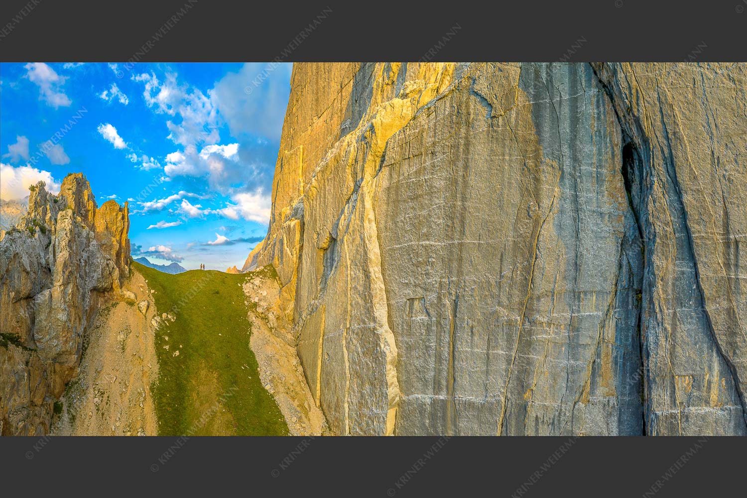 Kletterer vor der Schnitlwand an der Speckkarspitze im Karwendelgebirge - Schwer beeindruckt 2:1  -- Schnitlwand Halleranger Karwendel - mehr Infos bei www.Kriner-Weiermann.de