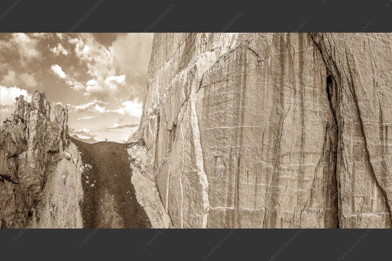 Kletterer vor der Schnitlwand an der Speckkarspitze im Karwendelgebirge - Schwer beeindruckt 2:1 sepia -- Schnitlwand Halleranger Karwendel - mehr Infos bei www.Kriner-Weiermann.de