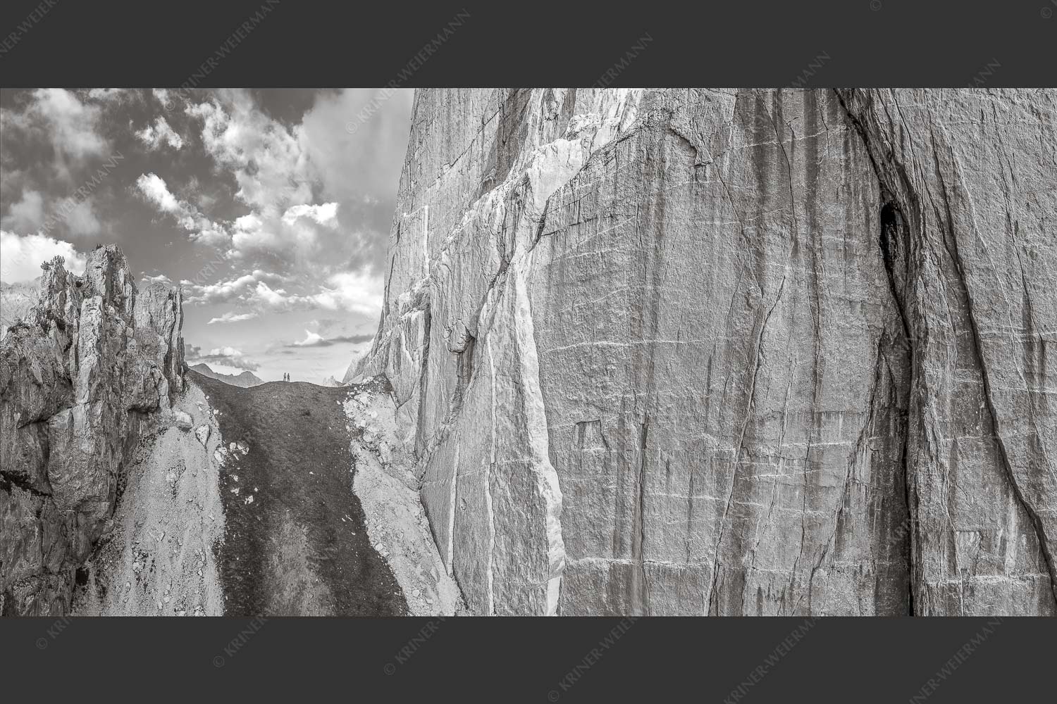 Kletterer vor der Schnitlwand an der Speckkarspitze im Karwendelgebirge - Schwer beeindruckt 2:1 sw -- Schnitlwand Halleranger Karwendel - mehr Infos bei www.Kriner-Weiermann.de