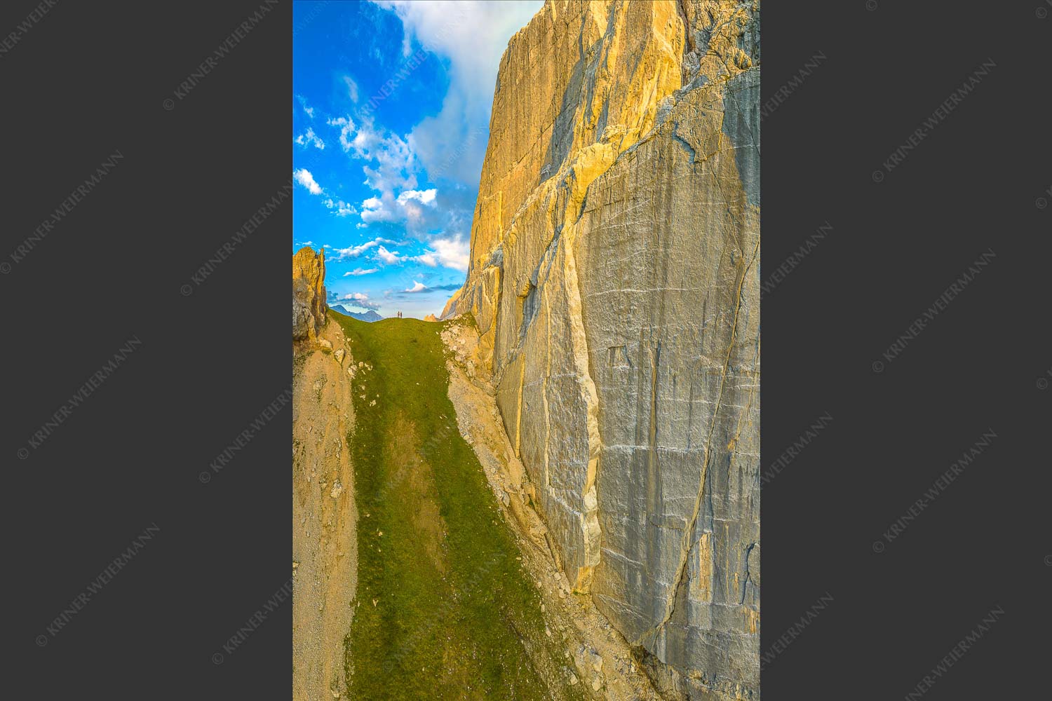 Kletterer vor der Schnitlwand an der Speckkarspitze im Karwendelgebirge - Schwer beeindruckt 2:3  -- Schnitlwand Halleranger Karwendel - mehr Infos bei www.Kriner-Weiermann.de