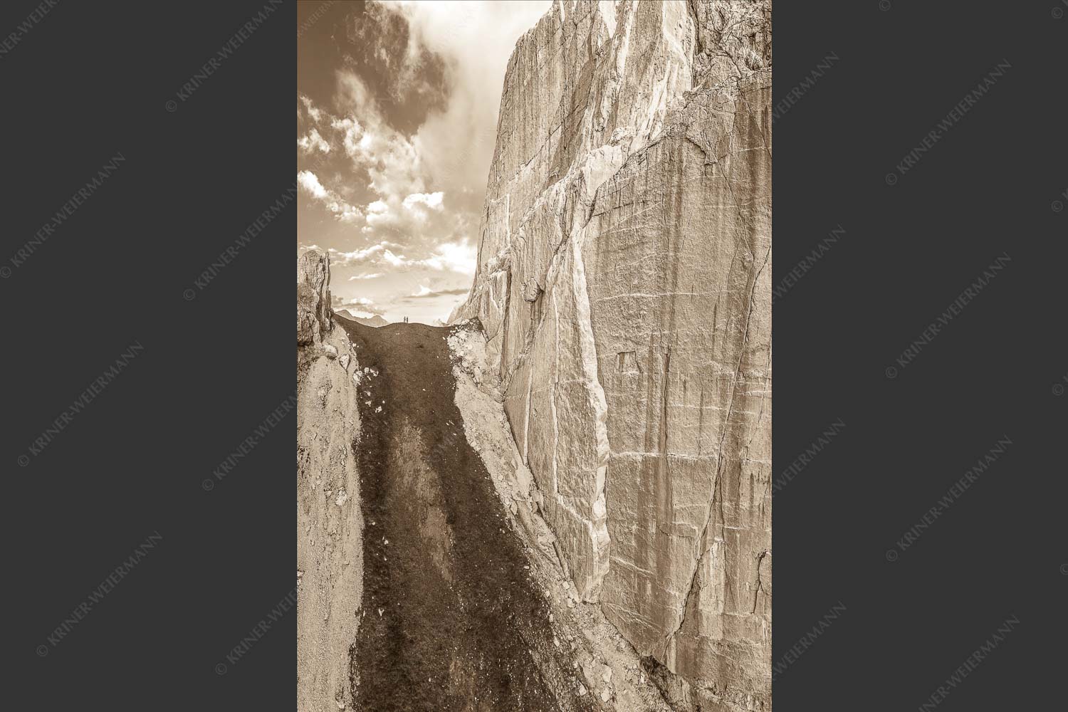 Kletterer vor der Schnitlwand an der Speckkarspitze im Karwendelgebirge - Schwer beeindruckt 2:3 sepia -- Schnitlwand Halleranger Karwendel - mehr Infos bei www.Kriner-Weiermann.de