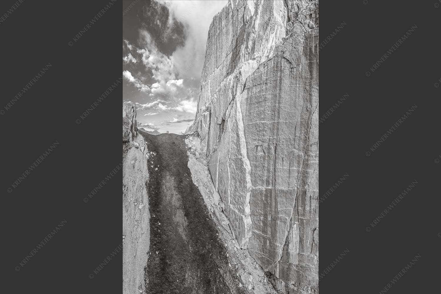 Kletterer vor der Schnitlwand an der Speckkarspitze im Karwendelgebirge - Schwer beeindruckt 2:3 sw -- Schnitlwand Halleranger Karwendel - mehr Infos bei www.Kriner-Weiermann.de