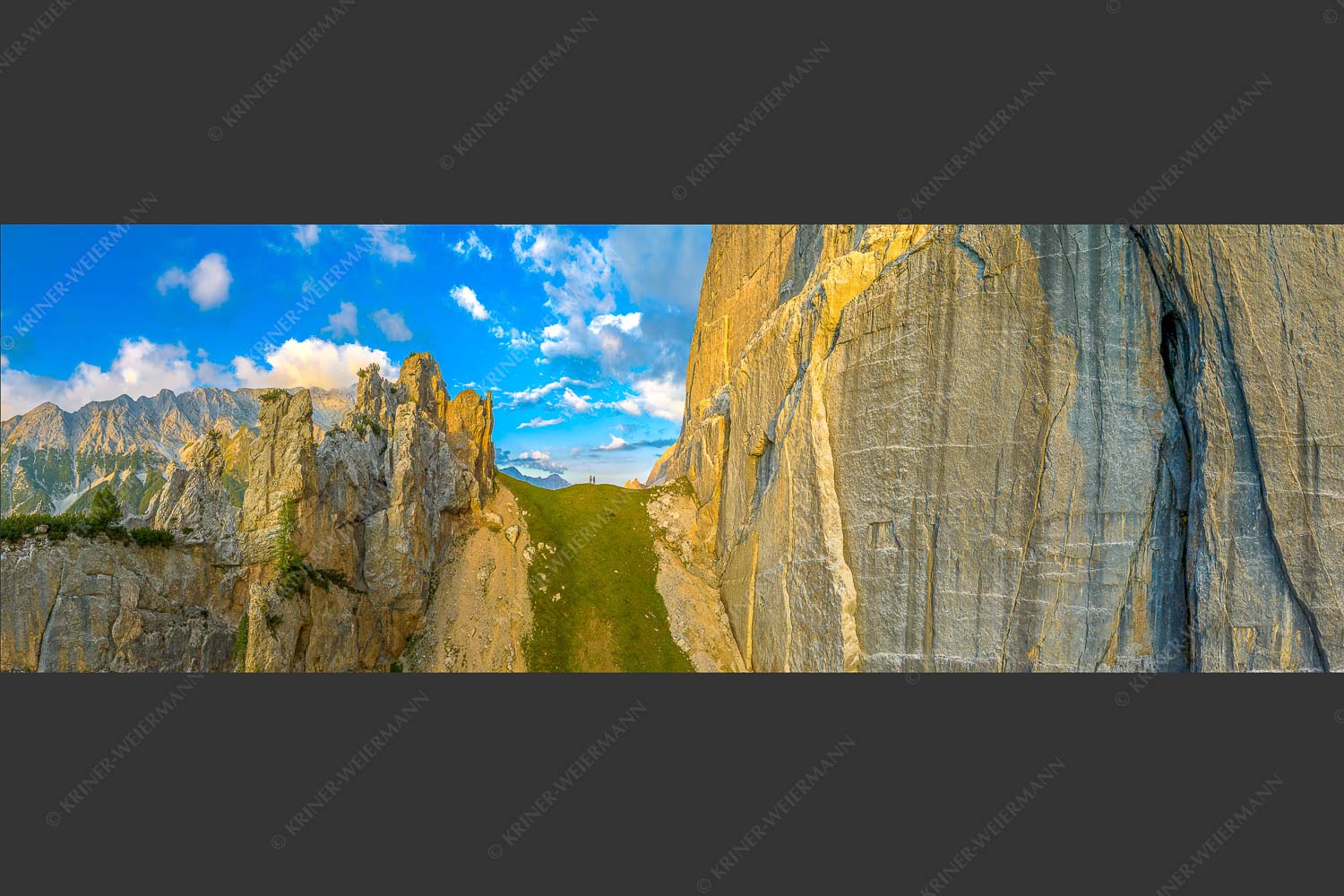 Kletterer vor der Schnitlwand an der Speckkarspitze im Karwendelgebirge - Schwer beeindruckt 3:1  -- Schnitlwand Halleranger Karwendel - mehr Infos bei www.Kriner-Weiermann.de