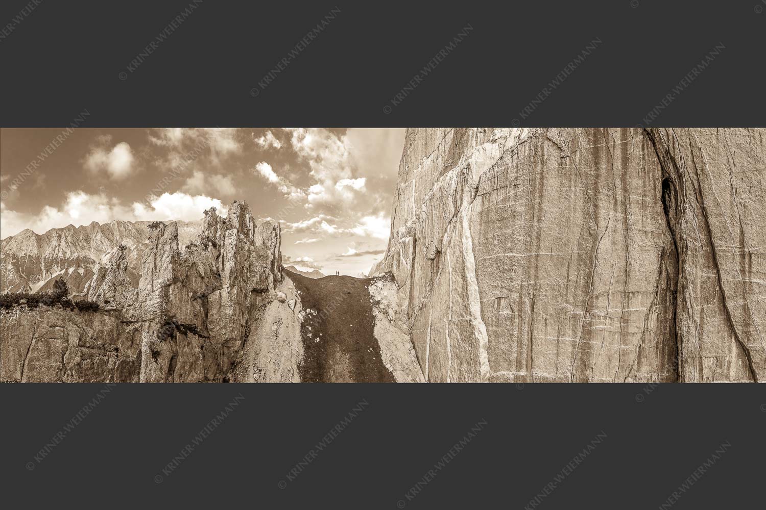 Kletterer vor der Schnitlwand an der Speckkarspitze im Karwendelgebirge - Schwer beeindruckt 3:1 sepia -- Schnitlwand Halleranger Karwendel - mehr Infos bei www.Kriner-Weiermann.de