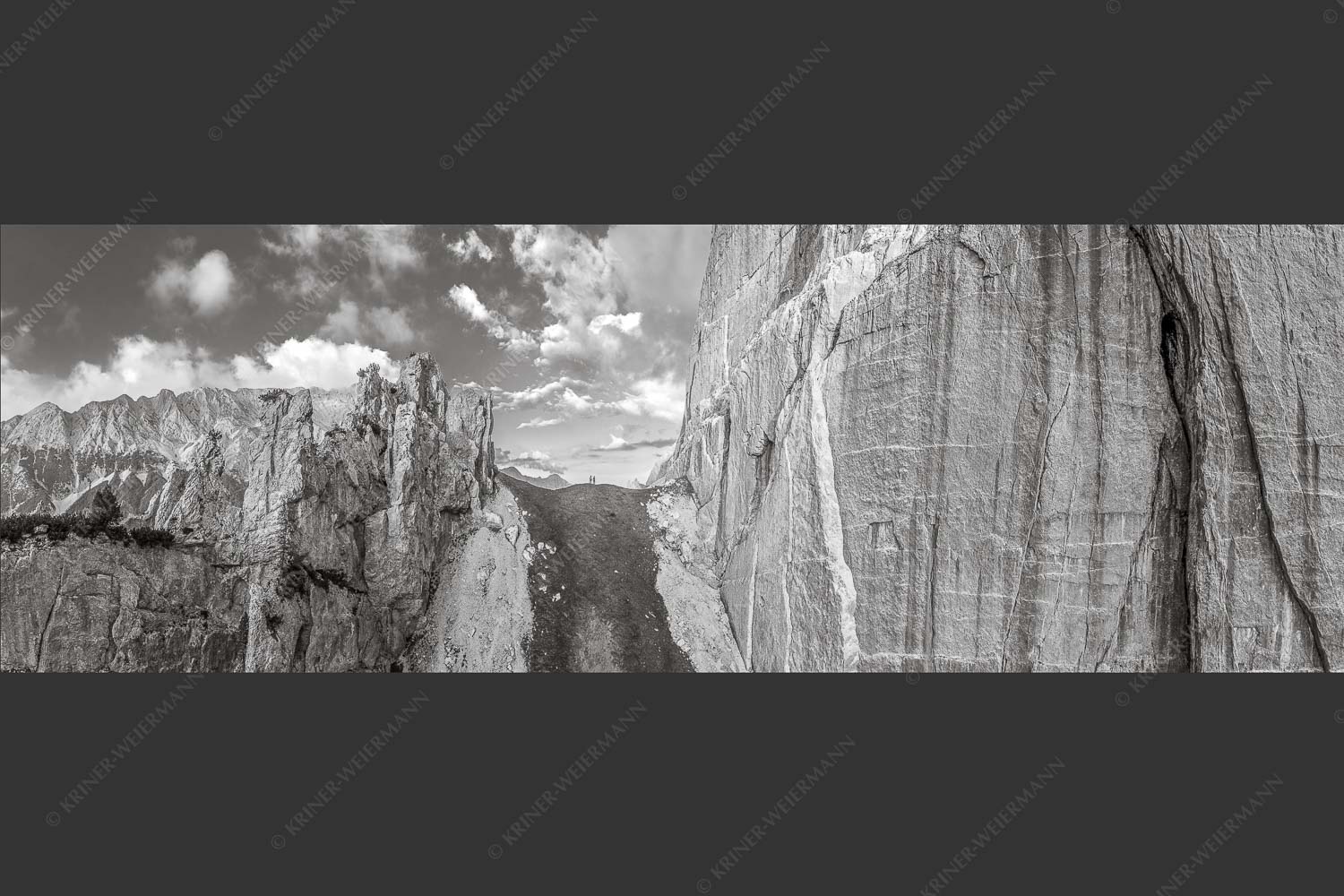 Kletterer vor der Schnitlwand an der Speckkarspitze im Karwendelgebirge - Schwer beeindruckt 3:1 sw -- Schnitlwand Halleranger Karwendel - mehr Infos bei www.Kriner-Weiermann.de