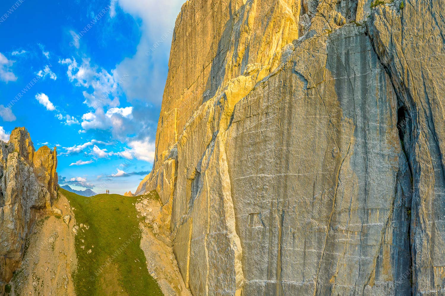 Kletterer vor der Schnitlwand an der Speckkarspitze im Karwendelgebirge - Schwer beeindruckt 3:2  -- Schnitlwand Halleranger Karwendel - mehr Infos bei www.Kriner-Weiermann.de
