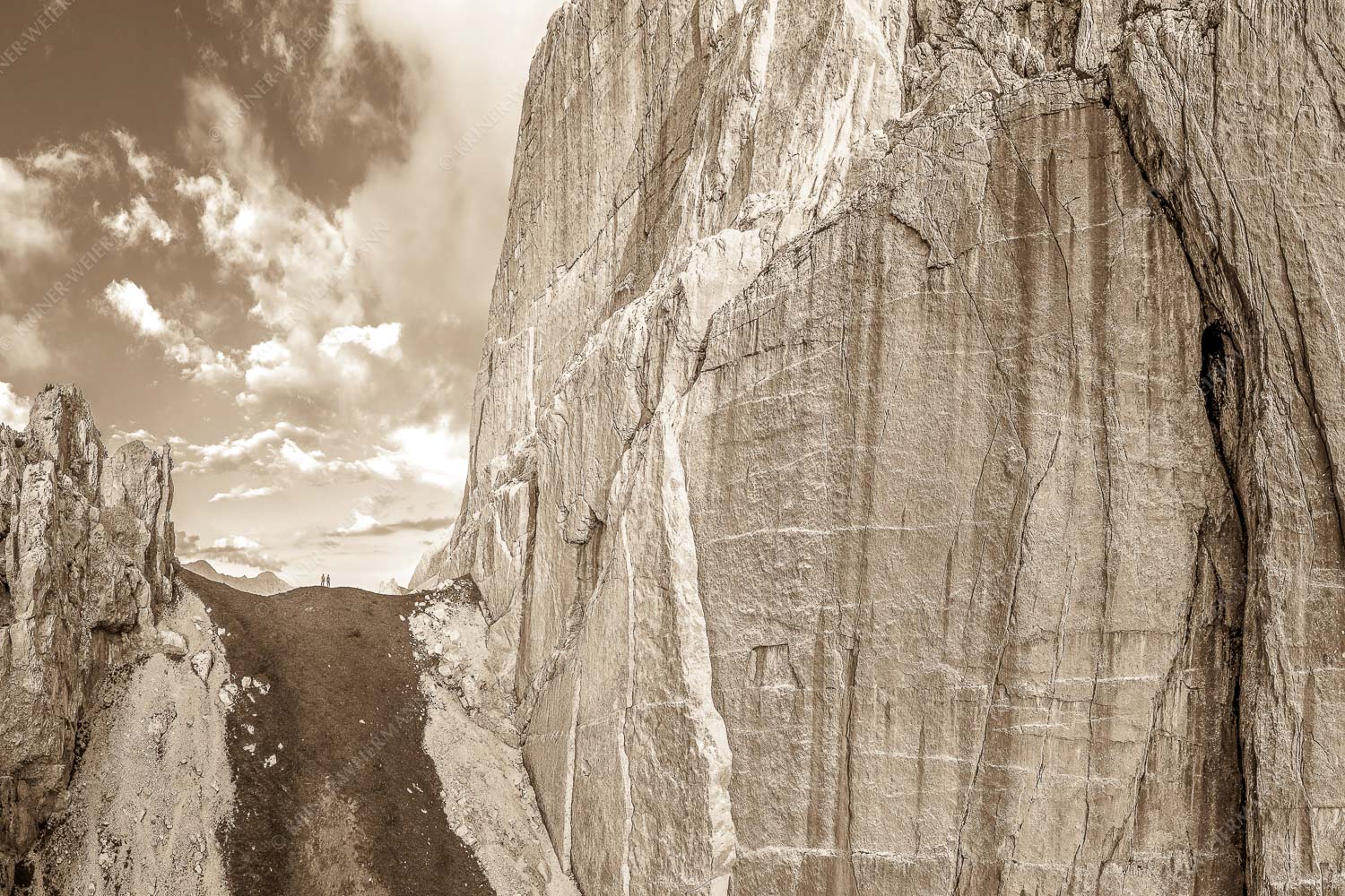 Kletterer vor der Schnitlwand an der Speckkarspitze im Karwendelgebirge - Schwer beeindruckt 3:2 sepia -- Schnitlwand Halleranger Karwendel - mehr Infos bei www.Kriner-Weiermann.de
