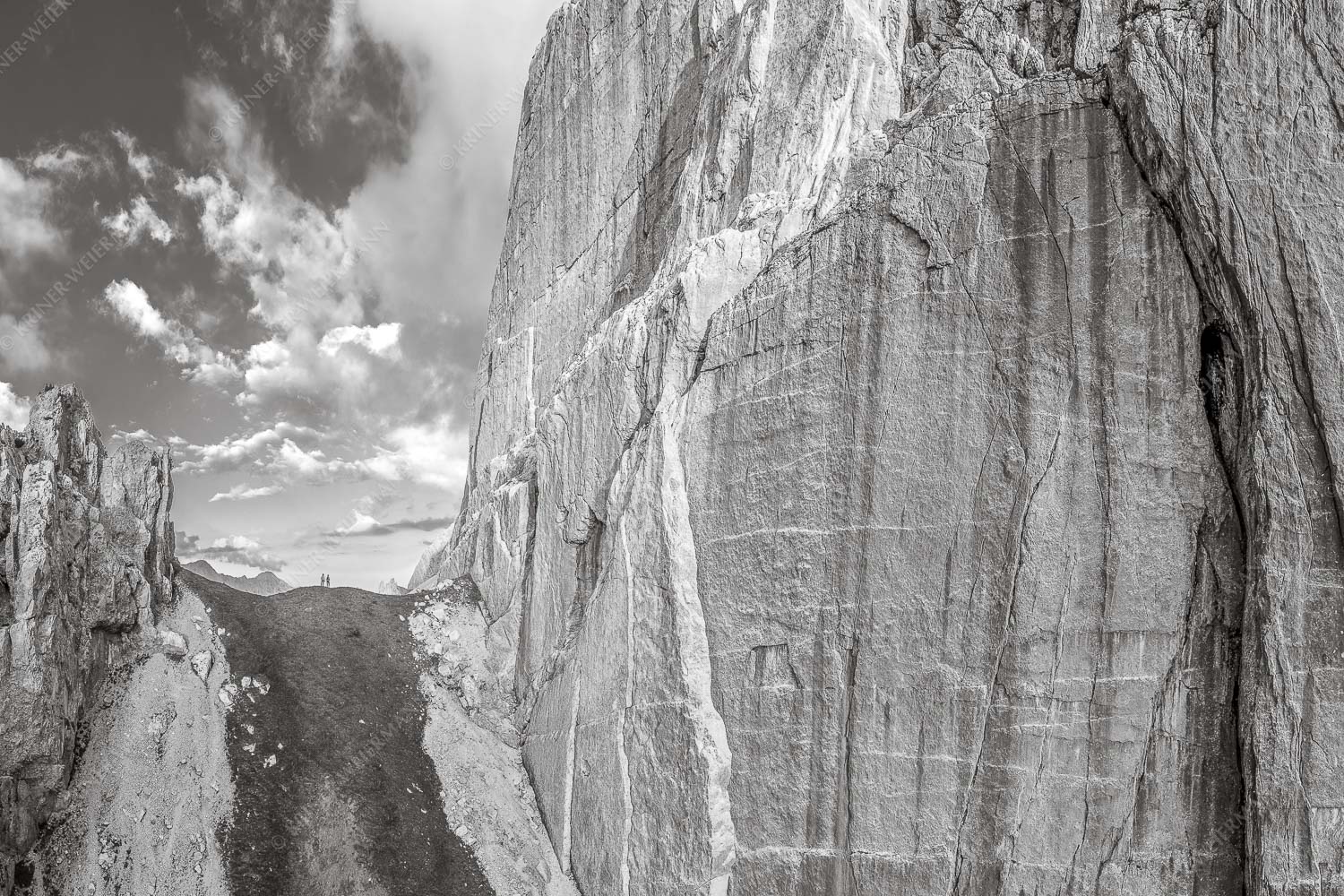 Kletterer vor der Schnitlwand an der Speckkarspitze im Karwendelgebirge - Schwer beeindruckt 3:2 sw -- Schnitlwand Halleranger Karwendel - mehr Infos bei www.Kriner-Weiermann.de