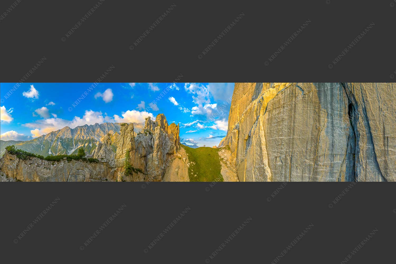 Kletterer vor der Schnitlwand an der Speckkarspitze im Karwendelgebirge - Schwer beeindruckt 4:1  -- Schnitlwand Halleranger Karwendel - mehr Infos bei www.Kriner-Weiermann.de