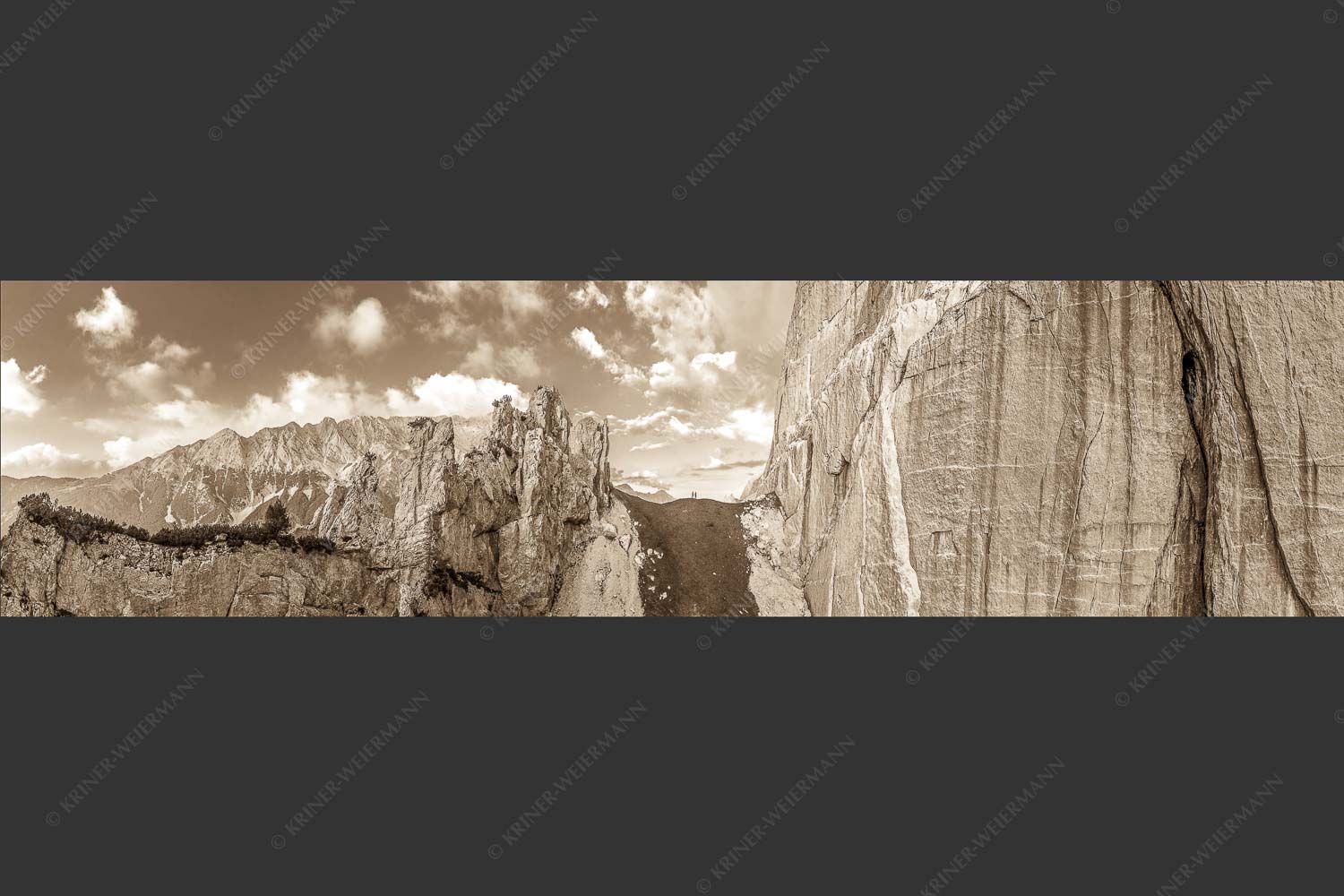 Kletterer vor der Schnitlwand an der Speckkarspitze im Karwendelgebirge - Schwer beeindruckt 4:1 sepia -- Schnitlwand Halleranger Karwendel - mehr Infos bei www.Kriner-Weiermann.de