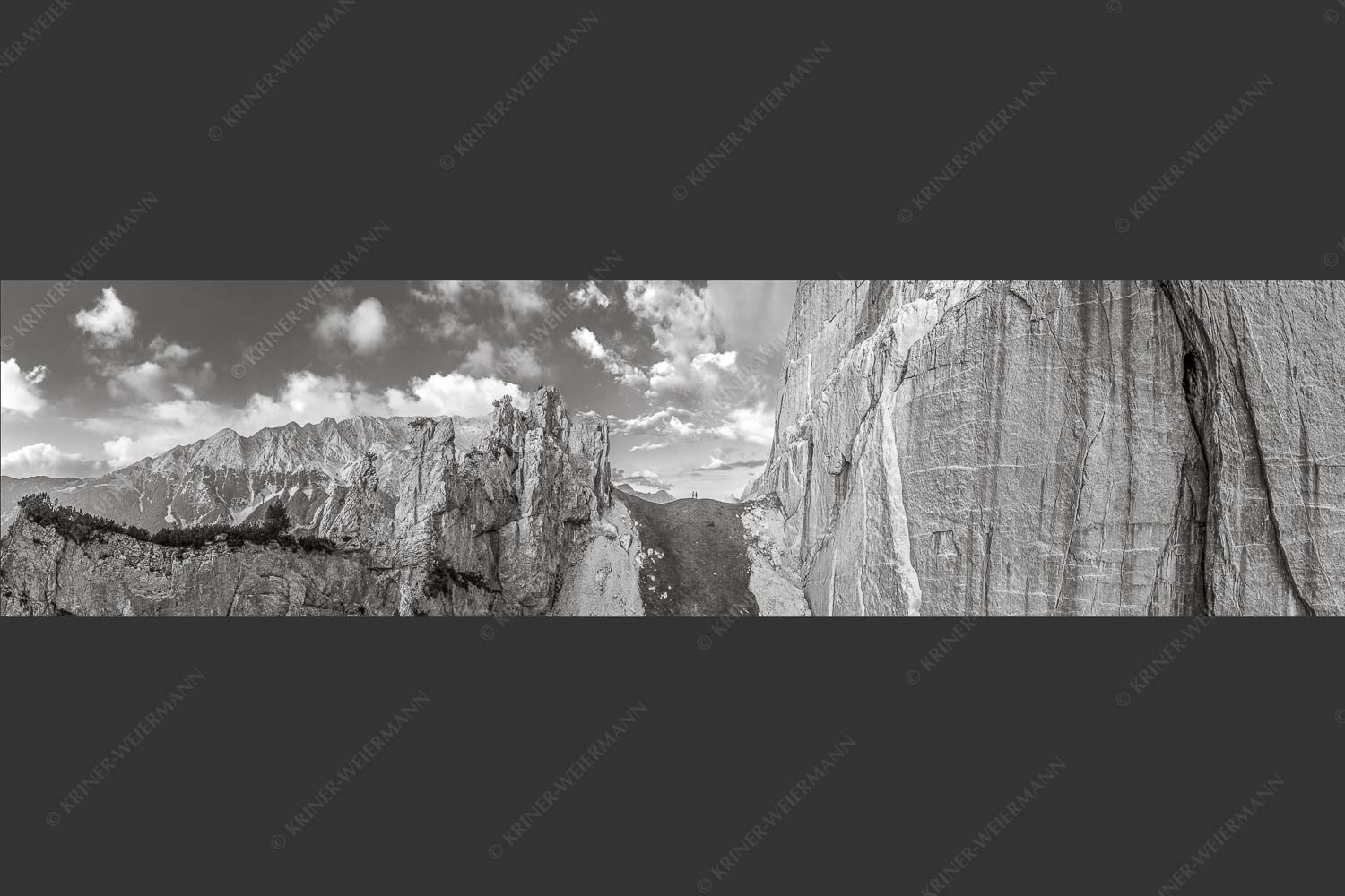 Kletterer vor der Schnitlwand an der Speckkarspitze im Karwendelgebirge - Schwer beeindruckt 4:1 sw -- Schnitlwand Halleranger Karwendel - mehr Infos bei www.Kriner-Weiermann.de