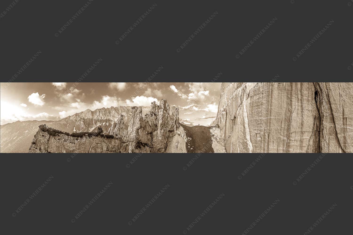 Kletterer vor der Schnitlwand an der Speckkarspitze im Karwendelgebirge - Schwer beeindruckt 5:1 sepia -- Schnitlwand Halleranger Karwendel - mehr Infos bei www.Kriner-Weiermann.de