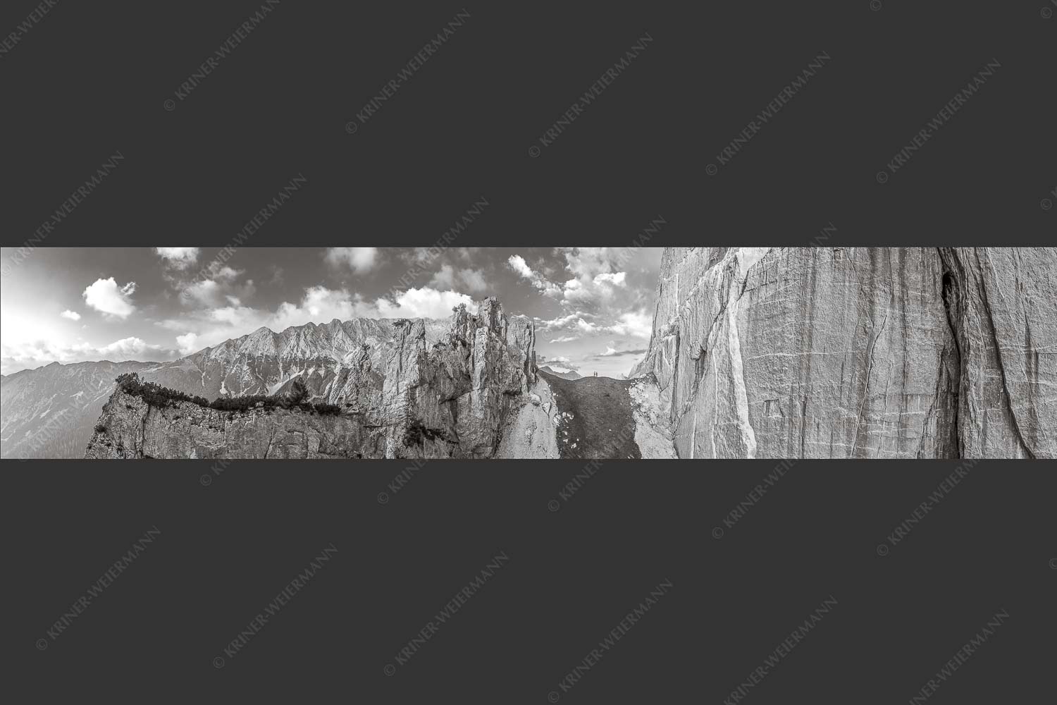 Kletterer vor der Schnitlwand an der Speckkarspitze im Karwendelgebirge - Schwer beeindruckt 5:1 sw -- Schnitlwand Halleranger Karwendel - mehr Infos bei www.Kriner-Weiermann.de