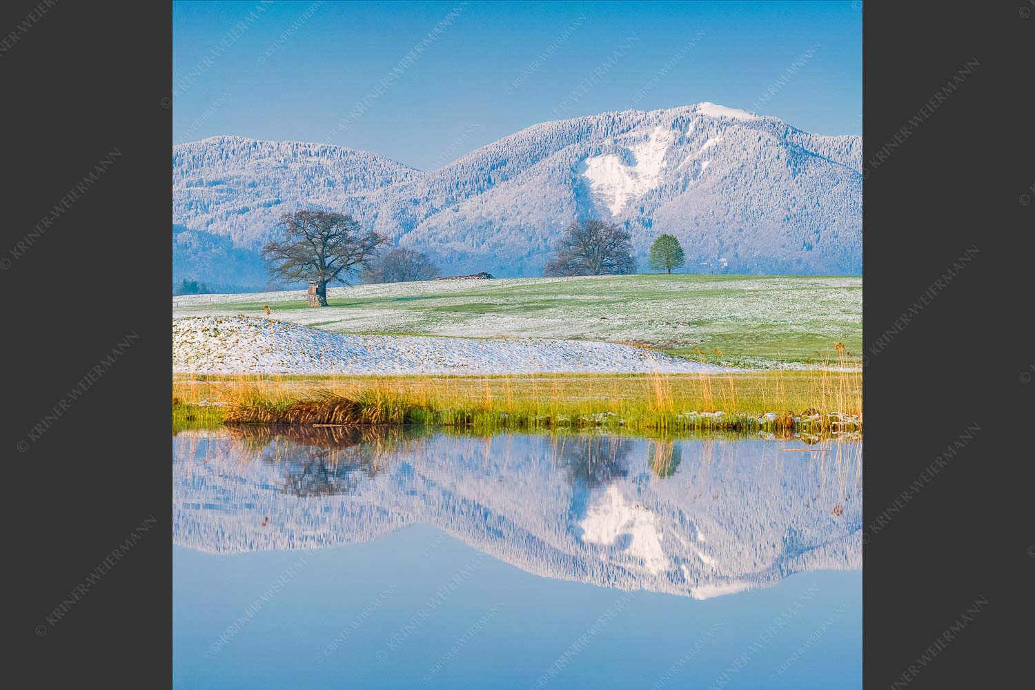Blick über die Ach bei Uffing zum Hörnle in den Ammergauer Alpen - Silentium 1:1  -- Ach bei Uffing mit Hörnle - mehr Infos bei www.Kriner-Weiermann.de