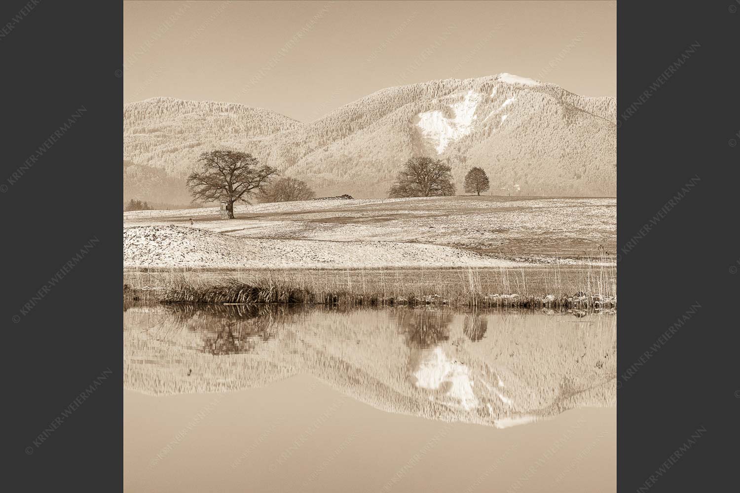 Blick über die Ach bei Uffing zum Hörnle in den Ammergauer Alpen - Silentium 1:1 sepia -- Ach bei Uffing mit Hörnle - mehr Infos bei www.Kriner-Weiermann.de