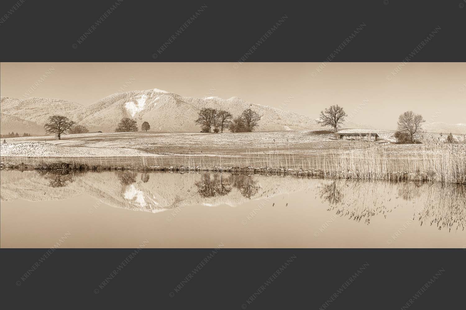 Blick über die Ach bei Uffing zum Hörnle in den Ammergauer Alpen - Silentium 2,5:1 sepia -- Ach bei Uffing mit Hörnle - mehr Infos bei www.Kriner-Weiermann.de